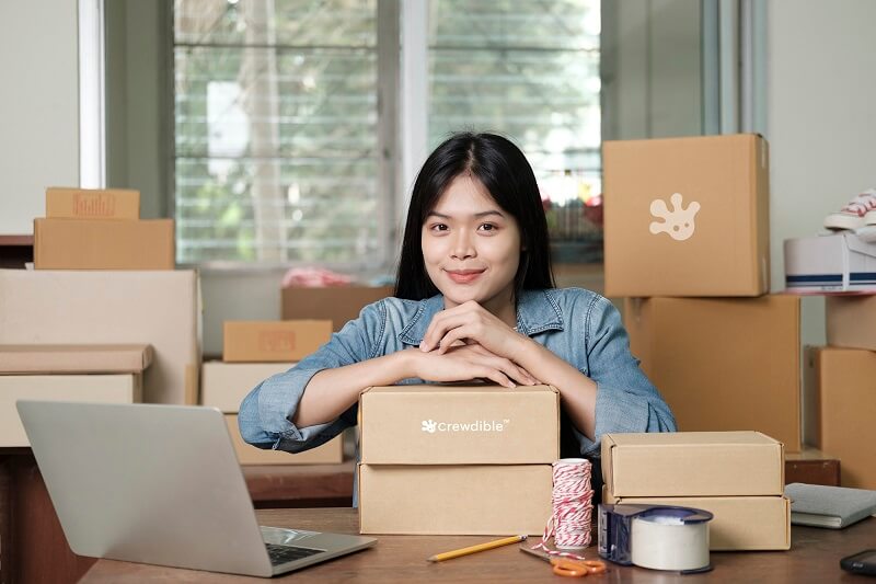 perempuan membuka bisnis online di rumah